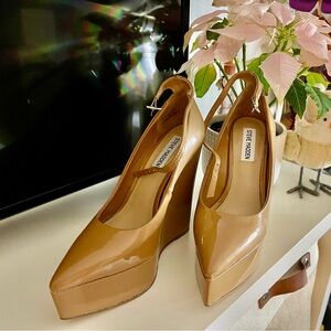 Steve Madden Tan Platform Shoes with High Heels and Glossy Finish